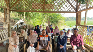 Kolaborasi UM Bandung dan Rumah Zakat, Tingkatkan Literasi Lingkungan Masyarakat Cihampelas Melalui Pelatihan Ecoliteracy dan Pembuatan Ecoenzyme