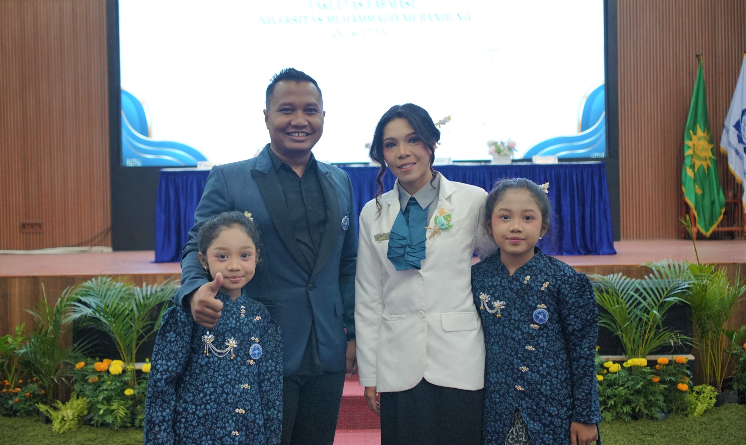 Apoteker Beragama Katolik Ini Lulus dengan IPK Tertinggi dari Angkatan Pertama UM Bandung