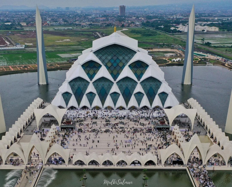 Bedah Kasus Masjid Al Jabbar Wisata Spiritual: Pola Baru Tarik Jutaan Peziarah