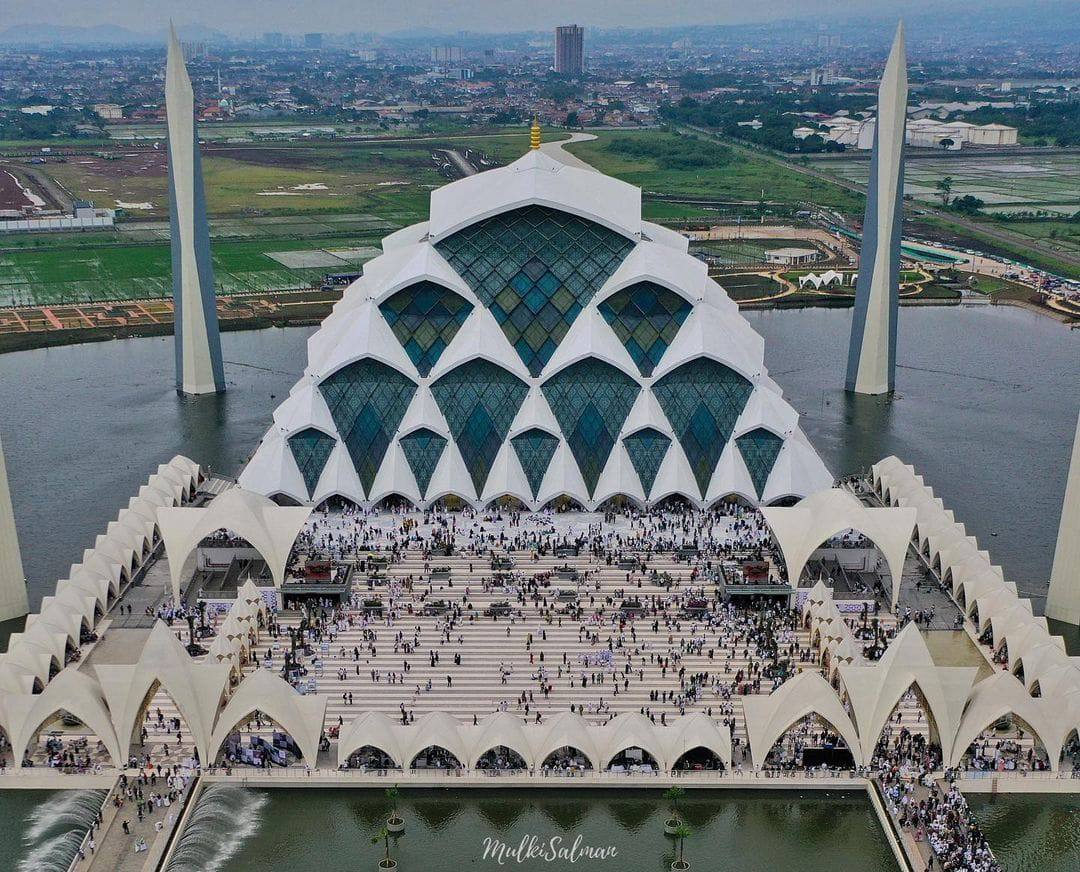 Bedah Kasus Masjid Al Jabbar Wisata Spiritual: Pola Baru Tarik Jutaan Peziarah